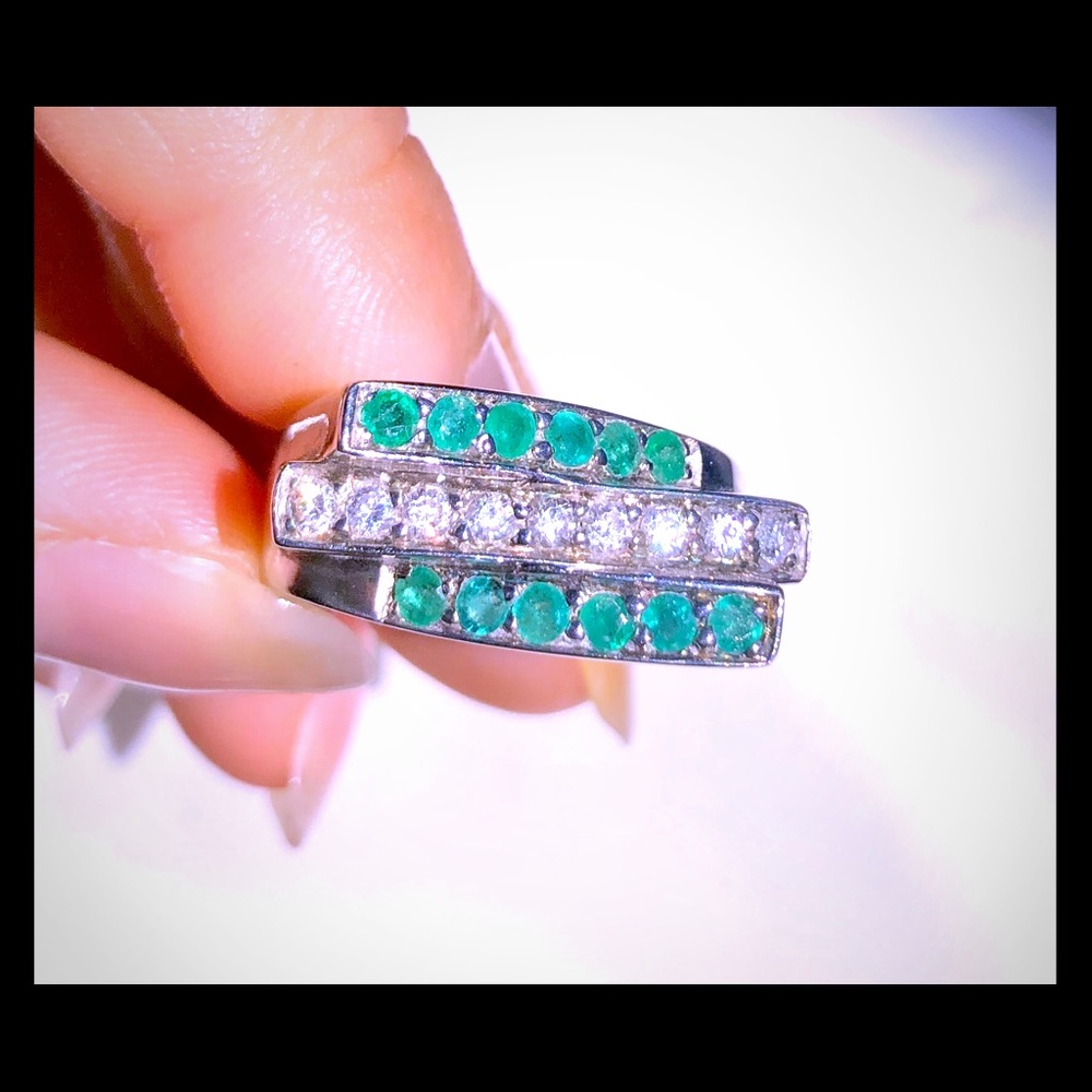 VINTAGE AUTHENTIC EMERALD STERLING RING SIZE 7.5